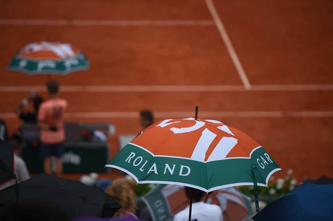 フランス大使館さんのインスタグラム写真 - (フランス大使館Instagram)「テニスの四大大会のひとつ #全仏オープン の予選が昨日から始まりました🎾 🎉！四大大会で唯一、クレーコートと呼ばれる赤土のコートが使われる大会です。本戦は5/26-6/9 🏆 ! 日本勢もフランス勢もがんばってほしいですね。#ローランギャロス @rolandgarros  photo : Cedric Lecocq / FFT Les qualifications du tournoi de #RolandGarros ont démarré hier à la Porte d’Auteuil à Paris 🎾 🎉 ! Rendez-vous incontournable du tennis mondial, ne ratez pas la quinzaine qui aura lieu du 26 mai au 9 juin 🏆 ! #RG19 @rolandgarros Crédit photo : Cedric Lecocq / FFT」5月21日 8時00分 - ambafrancejp