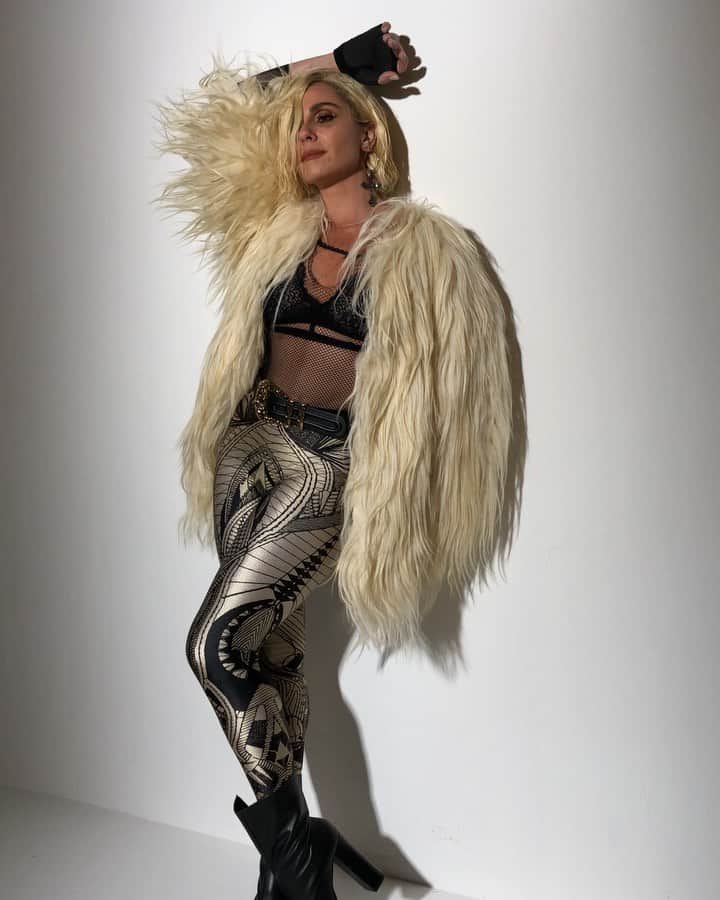 Giovanna Antonelliのインスタグラム：「🎥 Um pouquinho de ‘making off’ procês nessa segundona🖤@jdequeker @dqker.nation @rodrigogrunfeld @lavoisier @stampa_comunicacao @houseagenciamento @judequeker @frigemarco_」