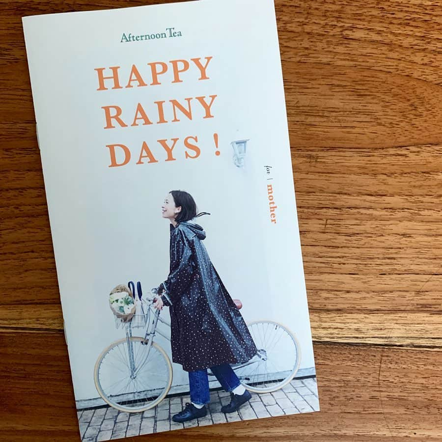 AYUMIさんのインスタグラム写真 - (AYUMIInstagram)「happy rainy days 雨の日でも、いつもどおりすごせると ありがたい . Afternoon Tea LIVING のカタログ冊子と 雑誌のLEE 6月号です . @afternoontea_official では 機能性の高いレインウェア レインシューズやバッグ 傘がそろっています . 今日もみんなにとって 良い一日でありますように🍀 . . #afternoontealiving  #アフタヌーンリビング #LEE #6月号 #rainyday  #レインウェア #レイングッズ」5月21日 8時12分 - ayumiayunco