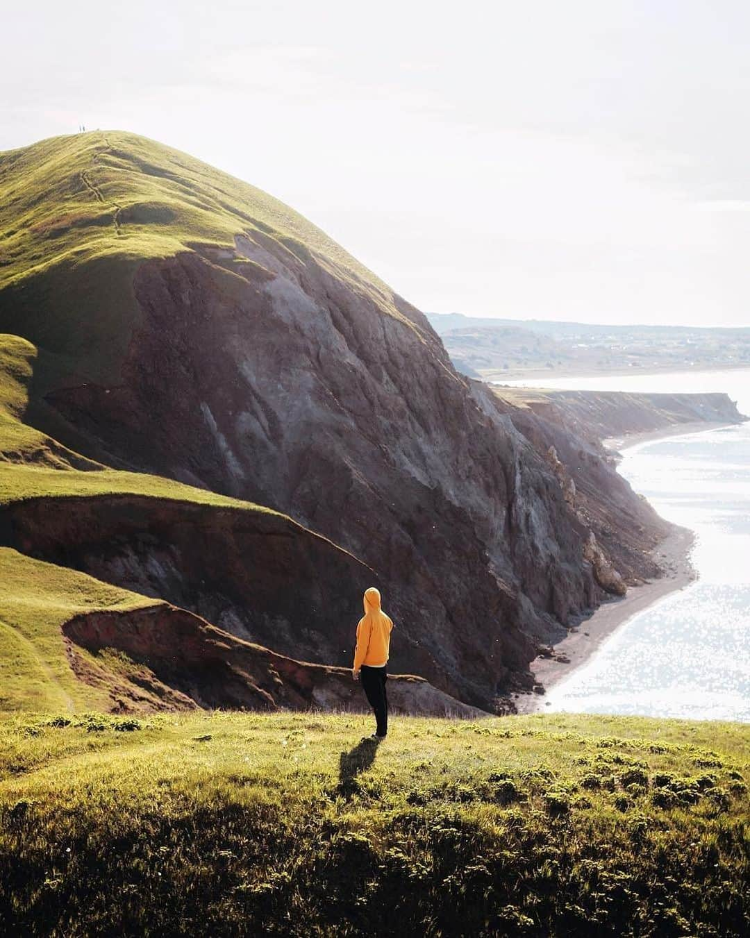 Explore Canadaさんのインスタグラム写真 - (Explore CanadaInstagram)「“Every day, I seem to think I’ve found the most beautiful viewpoint on the Islands, but here, in front of Demoiselles Hill, it’s hard to beat.” Want to find yourself here? Look up Havre Aubert, part of the Magdalen Islands archipelago and one of the most beautiful villages in Quebec. #ExploreCanada 📷: @jeannemap 📍: @tourismequebec . #QuebecOriginal #fousdesiles #ilesdelamadeleine #MagadalenIslands」5月21日 8時17分 - explorecanada