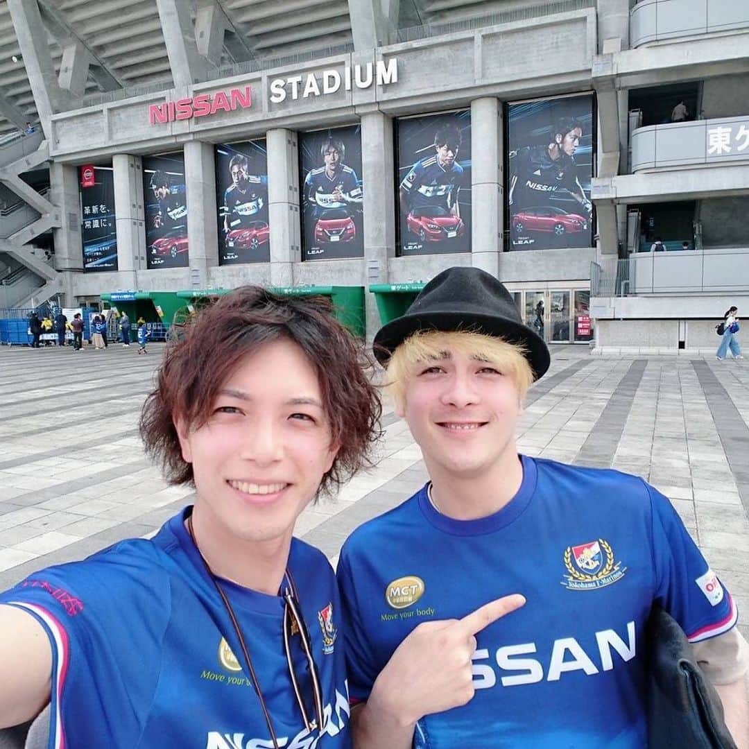冨森ジャスティンのインスタグラム：「この前せてぃとマリノスの試合行きましたー！ サッカー最高！ Jリーグ最高！ 明日は浦和の試合！ ACLグループステージ絶対突破！ WE ARE RED'S！ #jリーグ」