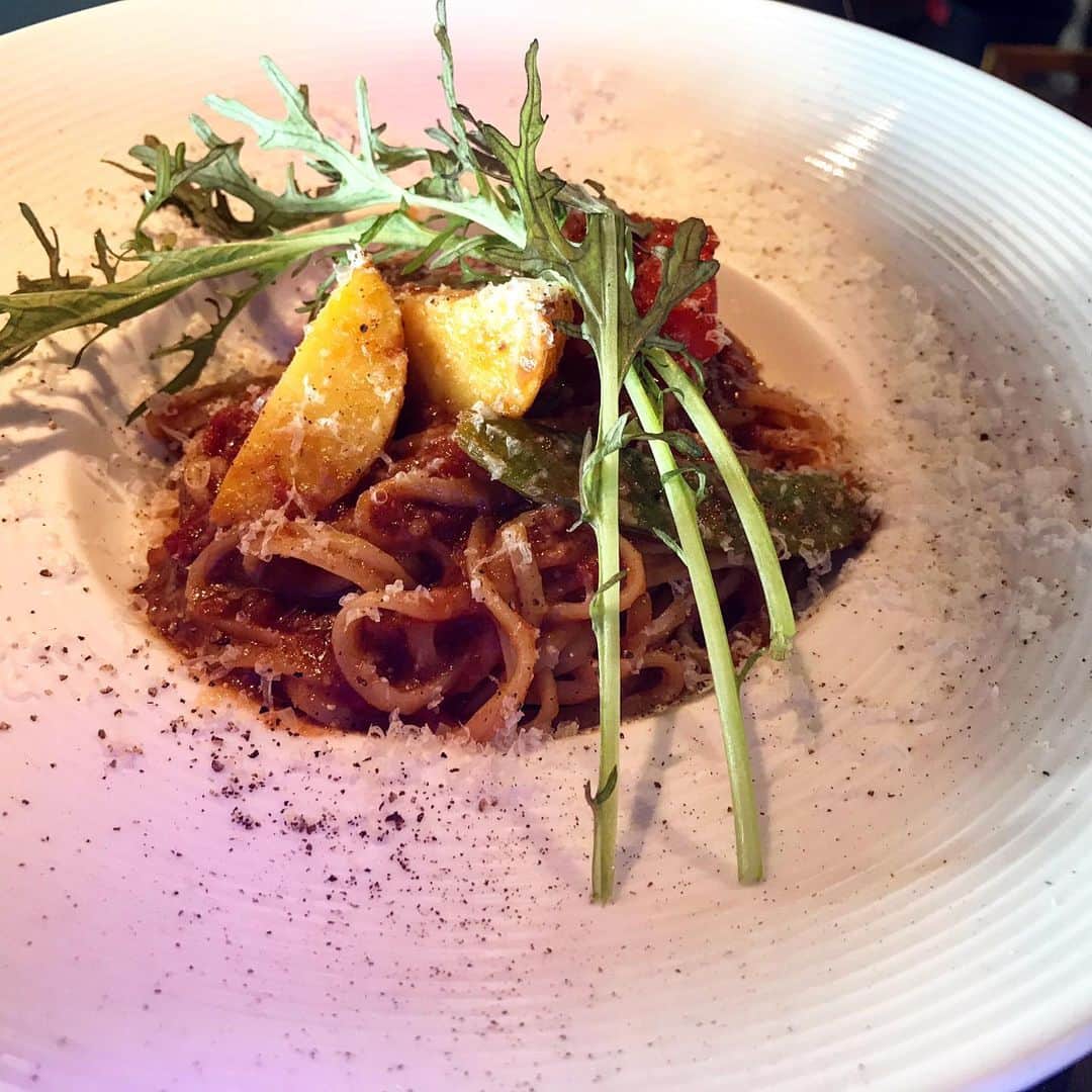 のインスタグラム：「本日のパスタランチ！😄 「赤ワイン風味のトマトソースパスタ」 ほんのり赤ワインの香りがする濃厚なトマトソースのパスタでした！ 美味しそう過ぎて私が食べたくなっちゃいました（笑）  #大阪#梅田#阪急グランドビル#夜景#景色#シーフード#トラットリア#Sdining#洋食#魚介#イタリアン#パスタ#赤ワイン#トマトソース#美味しい」