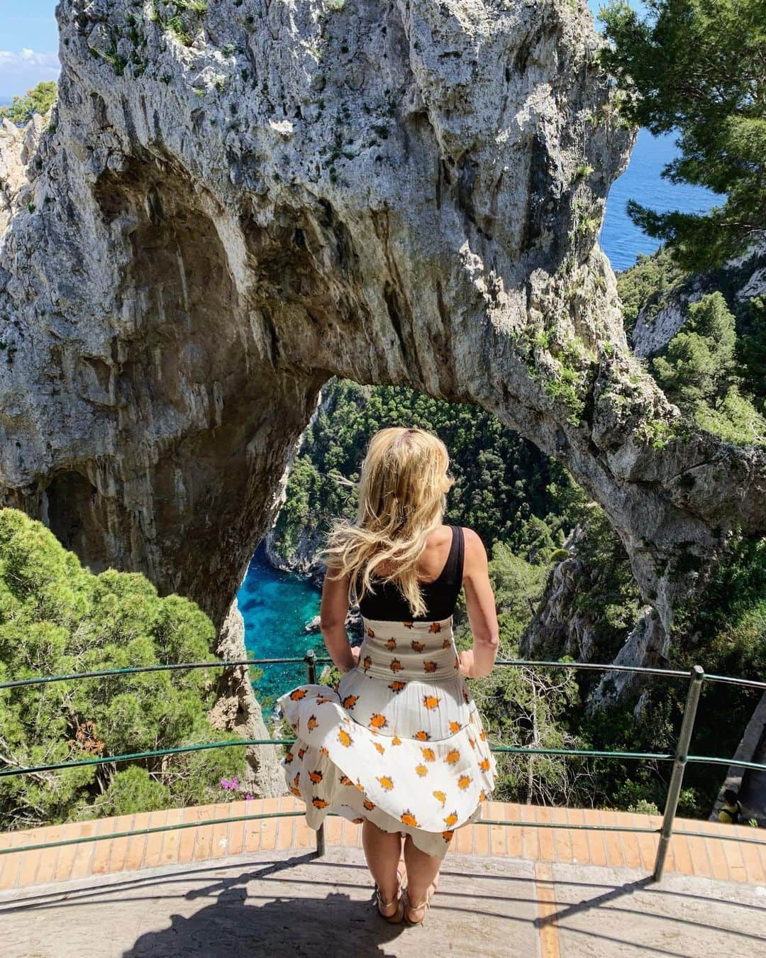 ヘレン・スケルトンさんのインスタグラム写真 - (ヘレン・スケルトンInstagram)「Thanks for having us. Treat of trip. Hell of a hike followed by a hell of pizza and wine. #weekendvibes #europe #amalficoast #capri #grateful #hike #workhardplayhard #beachhair #beachhairdontcare (for those who dm’d me  skirt is @ganni via @theoutnet)」5月20日 23時27分 - helenskelton