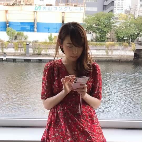 須黒清華のインスタグラム：「収録前、隠し撮りされてた（笑） 真顔からの〜きょとん🤣🤣🤣 #スタイリスト @rk_stylist さんに#隠し撮り されてました 仕事のメールしてた時。 気付いた時の顔がウケる…🤣😭😆 #田村淳のbusinessbasic」