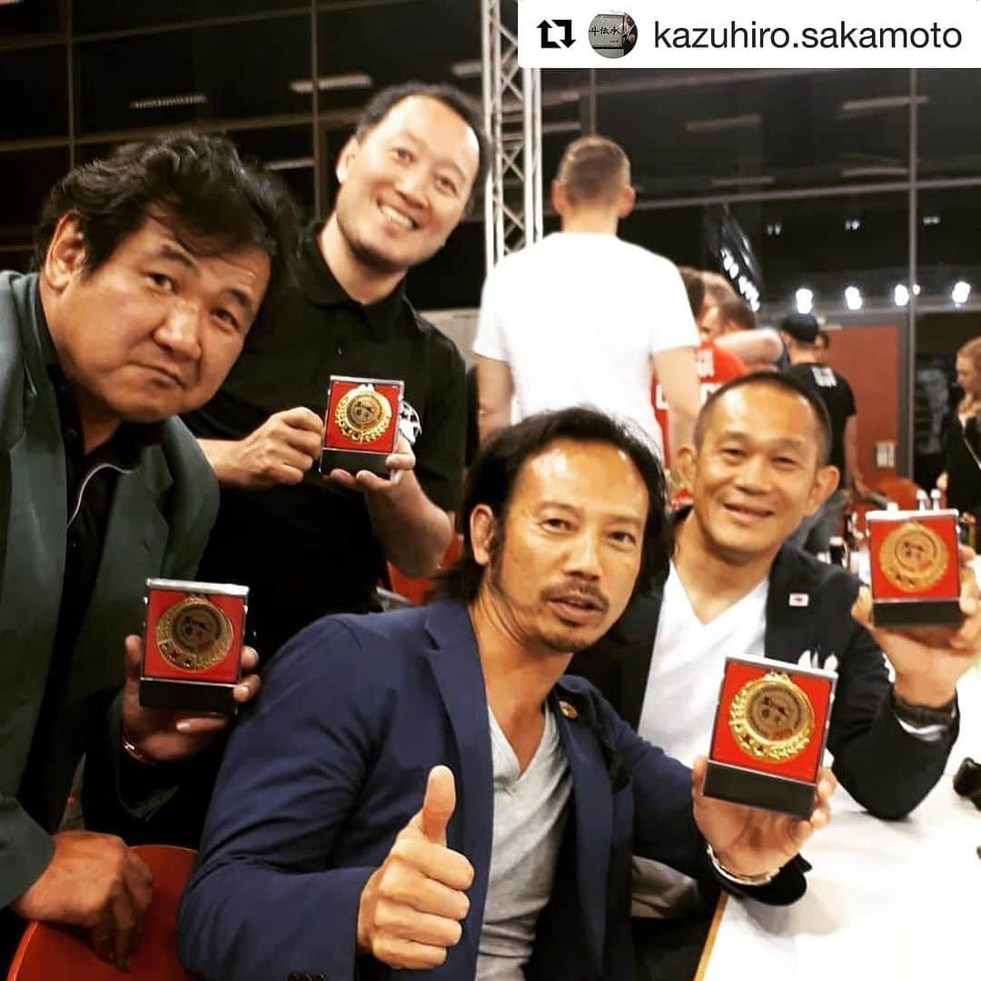 佐藤ルミナさんのインスタグラム写真 - (佐藤ルミナInstagram)「Thank you Peter-san! We appreciate your kindness🙏🙏🙏Oss! #Repost @kazuhiro.sakamoto with @get_repost ・・・ ドイツ修斗代表のピーター・アンゲラーからサプライズ！ アマチュア修斗欧州選手権の後に行われたプロ大会前にもオーディエンスの前で紹介を受けたのですが、メインイベントの前にリング上で記念メダルを頂きました。 選手やチームにも気配りが出来る素晴らしい男です。 超満員で試合も熱戦続きで大会も盛り上がって大成功でした。  #修斗 #修斗伝承 #shooto  #アマチュア修斗 #欧州選手権 #peterangerer #気配り  #mma #総合格闘技 #欧州 #ヨーロッパ #Europa #ドイツ #Germany #シュツットガルト #stuttgart」5月20日 23時37分 - ruminasato