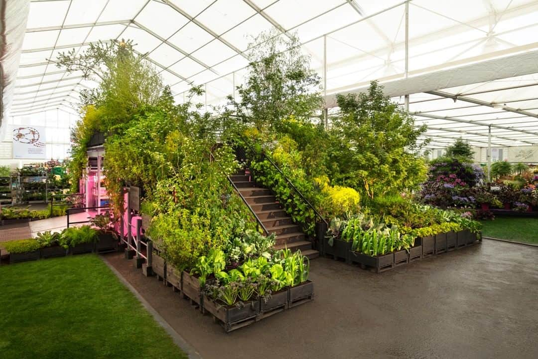 トム ディクソンさんのインスタグラム写真 - (トム ディクソンInstagram)「'Gardening Will Save the World'⠀ ⠀ Working with IKEA at this year's Chelsea Flower Show, in a slight departure from interiors, lighting and furniture⠀ ⠀ On the terraces of our Top Garden we feature a mix of edible plants, herbs and fruit trees. ⠀ ⠀ Found inside the Great Pavilion at the @the_rhs Chelsea Flower Show you can step foot on and inside our garden. Or for those who can't make it you can see the whole garden online - link in profile.⠀ ⠀ --⠀ ⠀ Tom Dixon's @design_research_studio has created #gardeningwillsavetheworld⠀ with @ikeatoday at #RHSChelsea Flower Show.⠀ ⠀ Supported by:⠀ @bespoke_outdoor_spaces_⠀ @blokbuild⠀ @seedlipdrinks⠀ @hortusloci⠀ @koppertcress⠀ @priceandmyers⠀ @amorimcork⠀ @botanicalboys⠀ #jonwheatley ⠀ #terryporter⠀ #tyrolerglückspilze⠀ @laurbanfarms⠀ @growstack.co.uk⠀ #participatorycity⠀ @naturalgreencreativespaces ⠀ #chelseaflowershow #edibles #hydroponics #aeroponics #mushrooms #futuregardening #hitechgardening #gadendesign #ikeaXtomdixon #tomdixonXikea ⠀」5月20日 23時30分 - tomdixonstudio