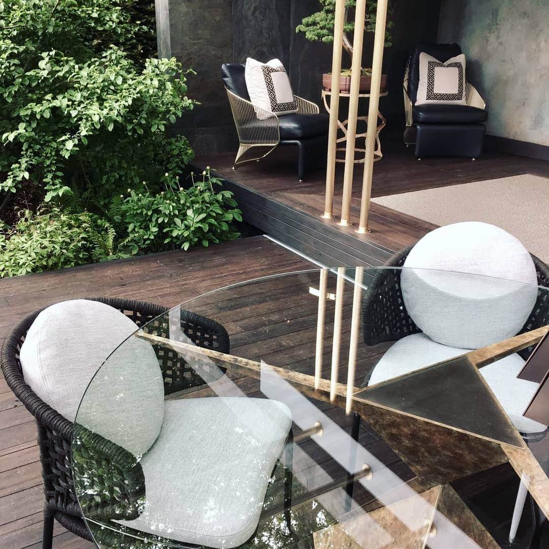 Minotti Londonさんのインスタグラム写真 - (Minotti LondonInstagram)「🌺CHELSEA FLOWER SHOW🌺We are honoured to showcase these preview shots of The @morgan.stanley Garden by @chrisbeardshawdesign at the @rhs_chelseaflowershow 2019.  We were asked for the second year running to collaborate with Lucy Clark of @studio_clark_and_co who helped style and designed interior elements of the garden in two structural pods which feature the Minotti Colette armchair, berger chair and Aston cord dining chairs.  #chelsea #chelseaflowershow #beautiful #architecture #flowers #garden #gardendesign #minotti #minottilondon #furnituredesign #furniture #designinspiration」5月20日 23時32分 - minottilondon