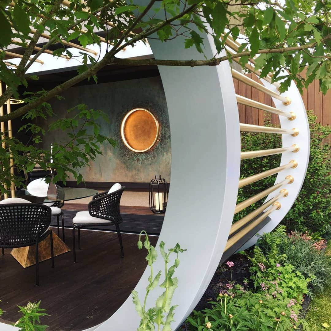 Minotti Londonさんのインスタグラム写真 - (Minotti LondonInstagram)「🌺CHELSEA FLOWER SHOW🌺We are honoured to showcase these preview shots of The @morgan.stanley Garden by @chrisbeardshawdesign at the @rhs_chelseaflowershow 2019.  We were asked for the second year running to collaborate with Lucy Clark of @studio_clark_and_co who helped style and designed interior elements of the garden in two structural pods which feature the Minotti Colette armchair, berger chair and Aston cord dining chairs.  #chelsea #chelseaflowershow #beautiful #architecture #flowers #garden #gardendesign #minotti #minottilondon #furnituredesign #furniture #designinspiration」5月20日 23時32分 - minottilondon