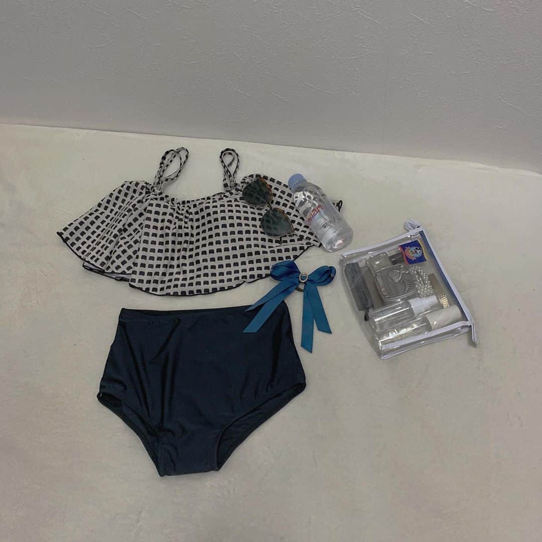 前田亜美のインスタグラム：「. . 早く夏来ないかな。って思ってる毎日。. . . 日焼け対策しなくちゃ。. . この間、王様のデザートのメイクさんがミッキーの透明ポーチくれた‪✌︎ @17kg_official の水着。, . #水着 #透明ポーチ」