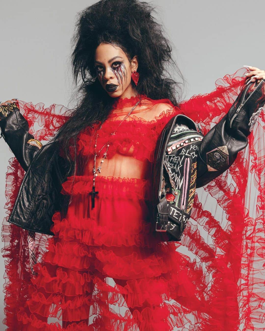 のインスタグラム：「Gothic Punk Lolita makeup for @vmagazine @riconasty  Photography @Ryansaradjola  Fashion @nicolaformichetti  Makeup @sachikoomori  Hair @drtn  #RicoNasty wears dress @maisonvalentino, jacket @dustandbeau earrings @h.crowne, necklace @rinaldyyunardiofficial」