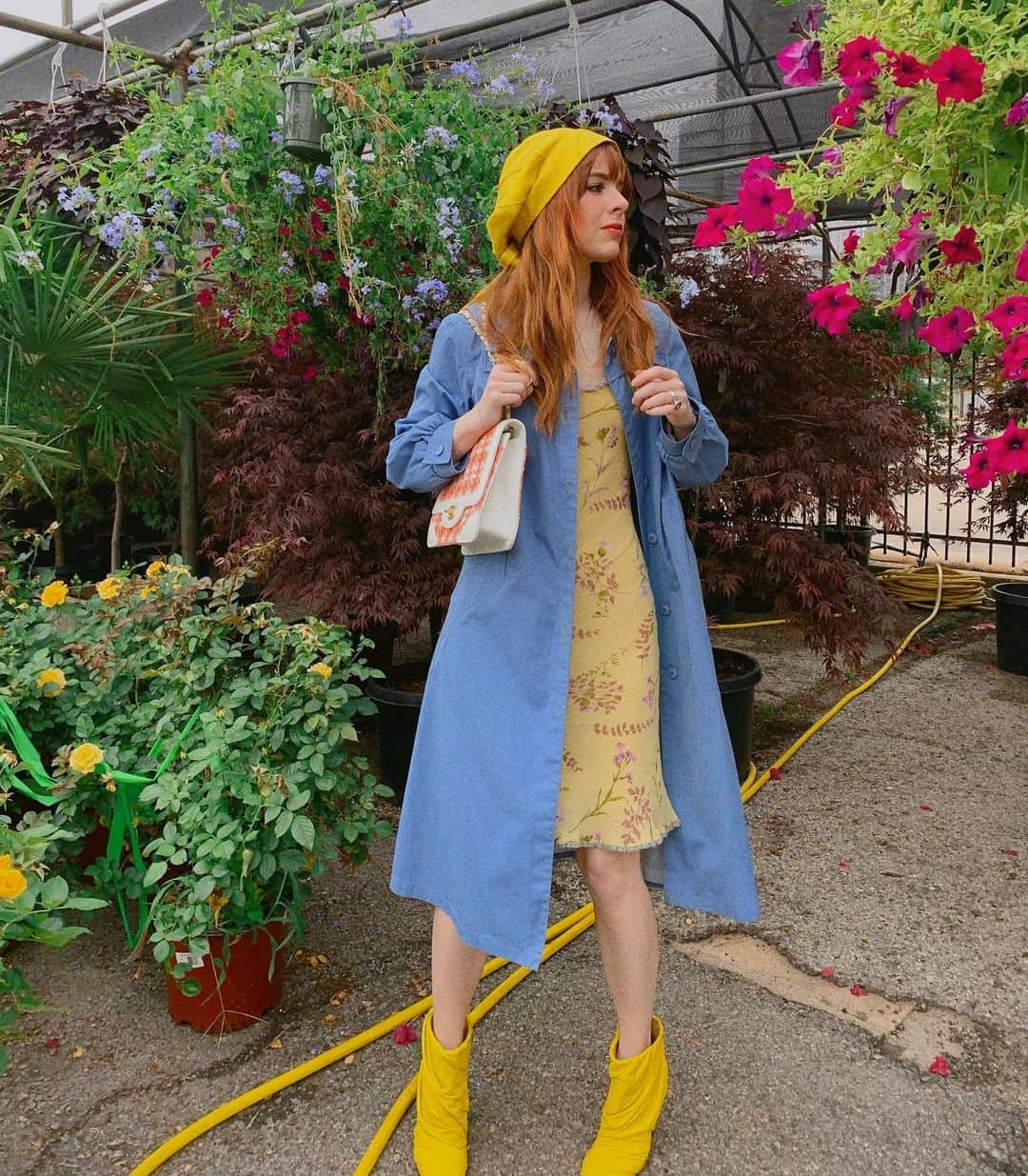 ジェーン・アルドリッジのインスタグラム：「Found an old London Fog coat in the most perfect shade of blue last week 💧🌧 with vintage @tommyhilfiger slip dress, @maisonmargiela boots, @chanelofficial purse from @whatgoesaroundnyc and a 60s silk hat from @garment_modern ❤️」