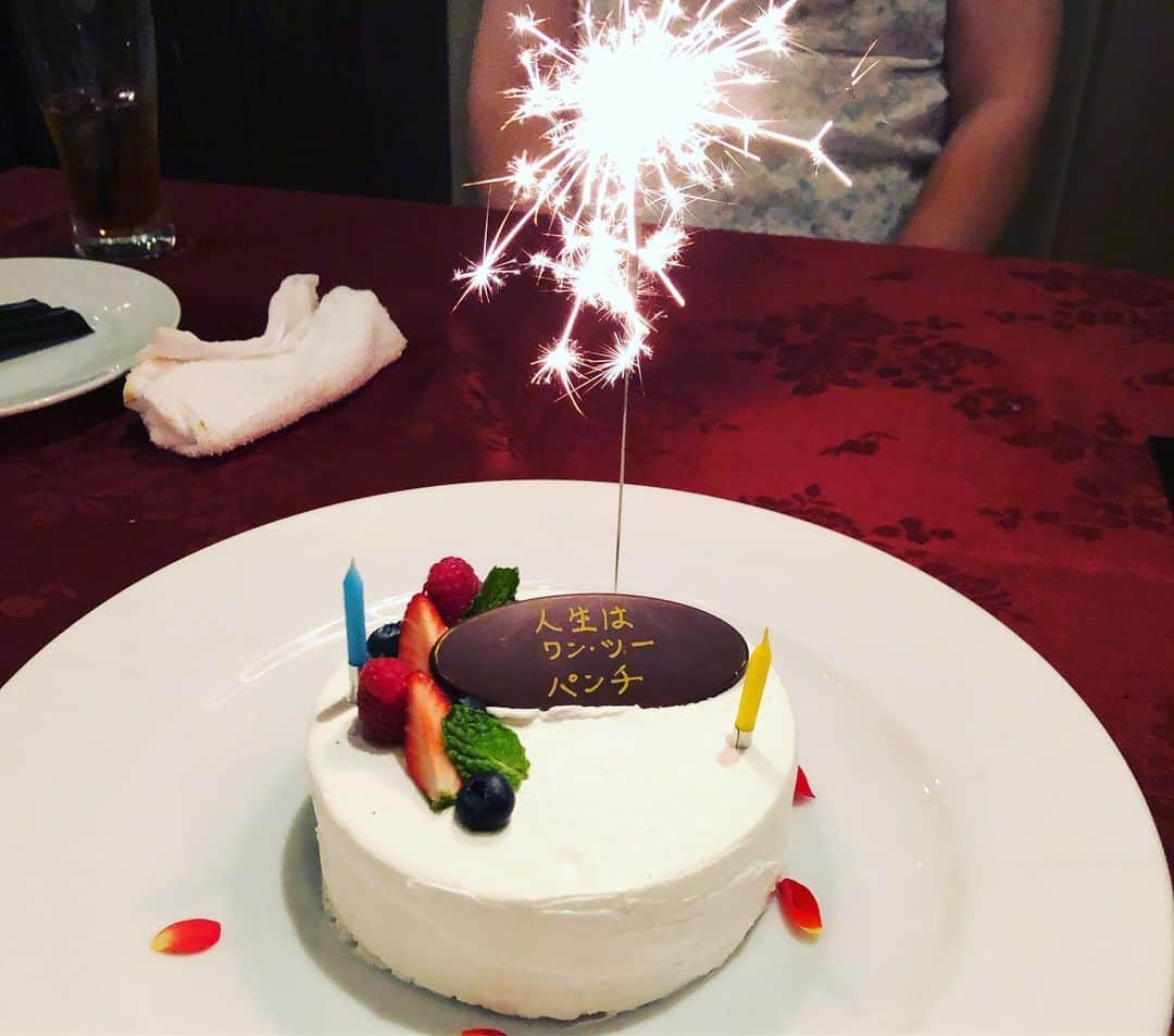 永野沙耶さんのインスタグラム写真 - (永野沙耶Instagram)「ちなみに誕生日ケーキのプレートがお母さんチョイスで #デカレンジャー の #ジャスミン  の名言からで ｢人生は、ワン、ツーパンチね｣ が書かれていました♪ ちょっと不意打ちなチョイスだったので驚きましたΣ( ˙꒳​˙ )!?」5月20日 23時41分 - saya_nagano