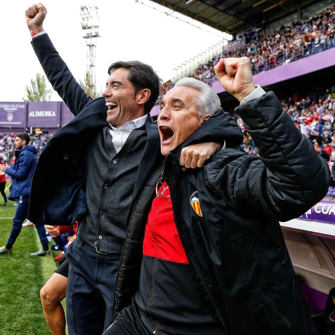 バレンシアCFさんのインスタグラム写真 - (バレンシアCFInstagram)「LEADERSHIP 💪🏼 Marcelino reaches personal record 🔥 . Honestidad, TRABAJO, exigencia 🔝 . EQUIPO 🖤 . #VolemLaCopa 🏆 #AmuntValencia」5月20日 23時42分 - valenciacf