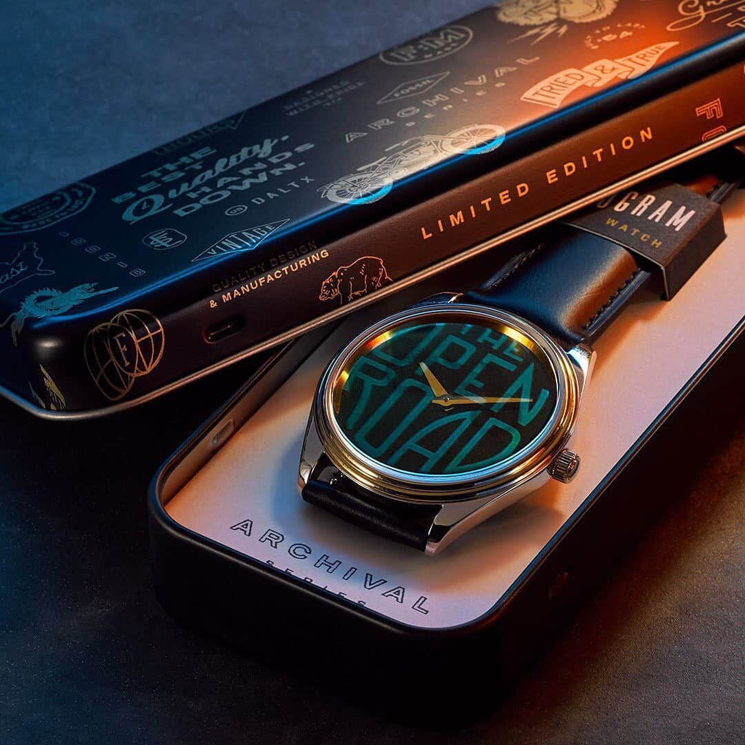 fossilさんのインスタグラム写真 - (fossilInstagram)「Like our tin game? Straight from our #FossilArchives the Hologram watch comes with a collectible tin with your purchase. Click the pic or shop through our link in bio.」5月20日 23時42分 - fossil