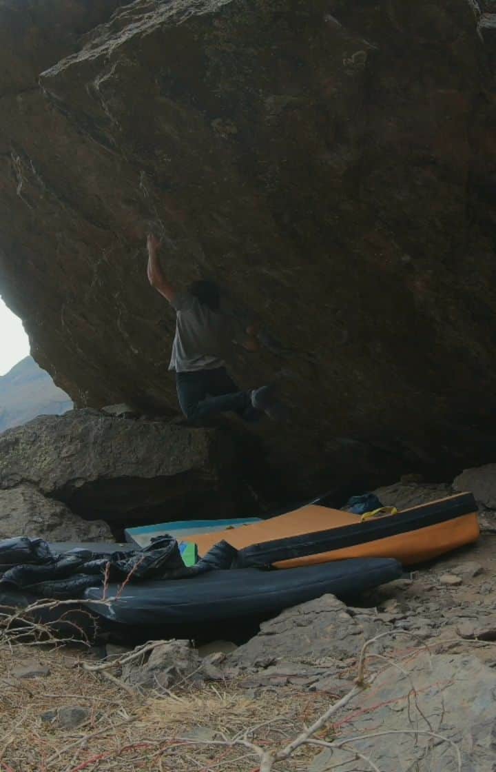 ダニエル・ウッズのインスタグラム：「Flash attempt... micro incut crimps, dynamic crux move, weird finish, bullet rock, Chile's first 8B+, amazing testpiece.」