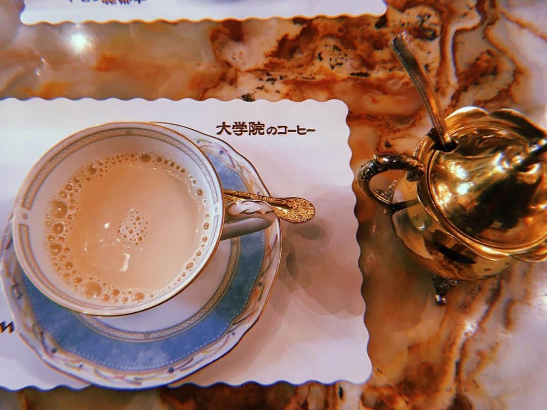 佐伯日菜子さんのインスタグラム写真 - (佐伯日菜子Instagram)「これ、よく見てー！ #コーヒーの大学院 の天井は鏡なのでこんな面白い写真が撮れます。 ステキなシャンデリアや彫刻などとってもステキな#昭和 #レトロ な#純喫茶  私は#ロイヤルミルクティー 。 いっぱいお話してとっても楽しい時間でした。」5月20日 23時44分 - hinakosaeki