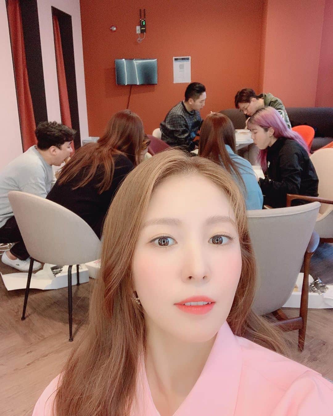 BoAのインスタグラム：「음... 맛있어????? 다들 잘 먹고 일 열심히 한 #stagek 감사했어용~~ ;)」
