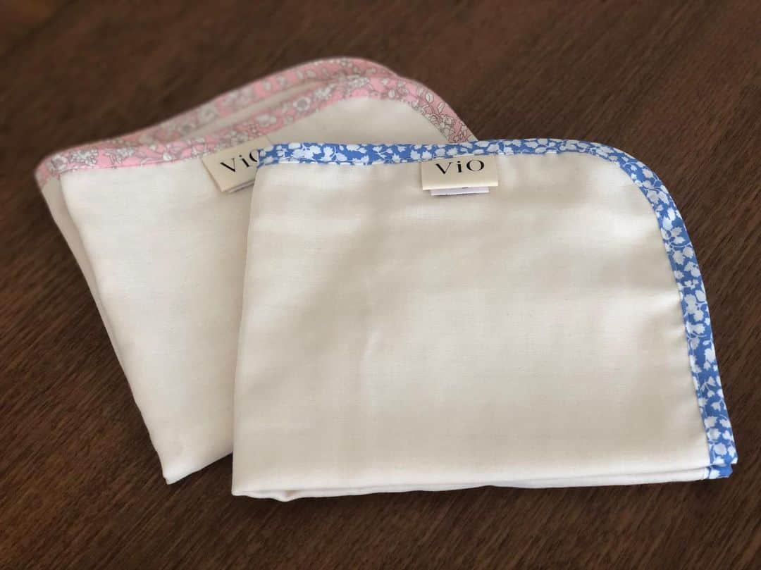 英玲奈さんのインスタグラム写真 - (英玲奈Instagram)「オーガニックコットンつながりでもう一つ。 先日行った#vioマルシェミニ で見つけた#オーガニックコットン のアイテム。 @vio_organicと @makikotakada さんのコラボアイテムなんだけど、 可愛いパイピングがしてあるオーガニックコットンの布巾。 贅沢╰(*´︶`*)╯♡ 私はキッチンにいる時間がかなり長くて、布巾で手を拭く回数もすごいw 荒れやすい手だから、何度も拭く布巾は優しいものにしたくて、 こちらを使ってみることにしました！ 本当に柔らかくて肌触りがいいの！！ 同じパイピングのエプロンも欲しいなぁ(^.^) 引き続き渋谷ヒカリエで開催中の#ViOマルシェミニ や、 @kids.select_official  で販売中みたいです！ お子さん向けのアイテムもあるみたいです！」5月20日 23時49分 - erena_erenyan