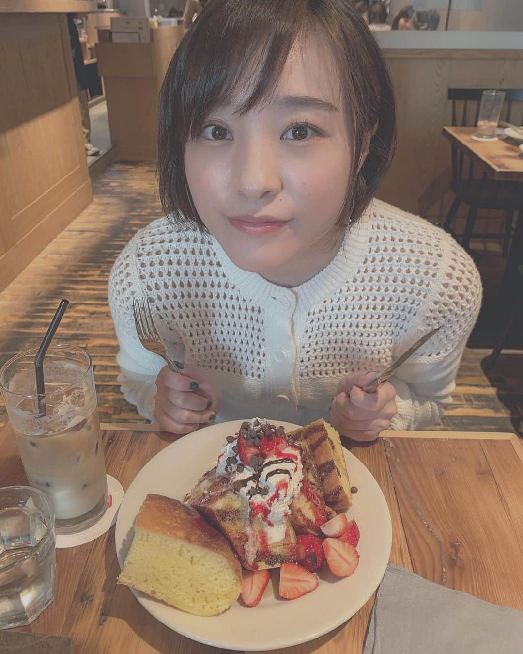 八重樫琴美さんのインスタグラム写真 - (八重樫琴美Instagram)「﻿ ﻿ 父とのデート。﻿ ２人して甘いものを食べ慣れてなくてパンケーキ？ホットケーキ？を２つも頼んでしまいました。﻿ 味を変えるべく何度もお皿を交換して食べました。笑﻿ お行儀悪かったですね。笑 ごめんなさい。﻿ 父にTシャツを買ってもらったりしました。﻿ 父は私のオススメしたヴァンズのスニーカーを買っていました。﻿ 父と２人で出かけたのは久しぶりでなんだか楽しかったです。﻿ ﻿ #親子デート#パンケーキ#ホットケーキ﻿ #甘いもの#地獄#シェア﻿ #デート#楽しかった#お買い物﻿ #親子#日曜日#お出かけ#おやすみ#お休み#休日﻿ #ユニクロ#ユニクロ大好き#ユニクロコーデ﻿ #UNIQLO#ユニ女#ユニジョ#ユニジョコーデ ﻿ #また行きたい#楽しかった#お父さん#ありがとう#お父さんありがとう﻿ #avex#avexmanagement﻿ ﻿」5月20日 23時51分 - kotomiyaegashi