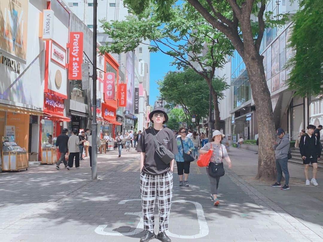 藤井達也のインスタグラム：「最高にリフレッシュできました😄  興味が沸いたことも増えたし、色んな勉強にもなったーლ(=ↀωↀ=)ლ  明日のライブかましてかましますー⭐️ お楽しみに‼️ インスタ #Instagram #instagood #アーティスト #artist #live #歌 #song #渋谷 #shibuya #ファッション #fashion #노래 #미소 #가수 #singer #話題  #イベント #event #笑顔 #smile #followme #韓国 #明洞 #명동」