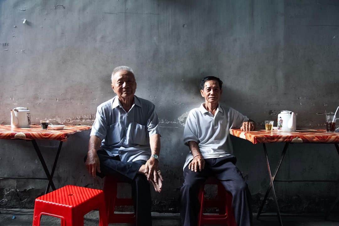 Shunsuke Miyatakeのインスタグラム：「Good old friends, at a local coffee place on a backstreet of PhnomPenh.」