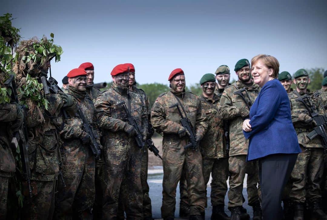 アンゲラ・メルケルさんのインスタグラム写真 - (アンゲラ・メルケルInstagram)「Kanzlerin #Merkel beim Besuch der Panzerlehrbrigade 9 und der schnellen @NATO-Eingreiftruppe #VJTF in #Munster: „Ich danke den Soldatinnen und Soldaten, die hier ihren Dienst tun – und grüßen Sie Ihre Familien, die ja auch vieles auf sich nehmen, damit Sie die Sicherheit unseres Landes verteidigen können!“ #WirDienenDeutschland — Chancellor Merkel during a visit to the Panzerlehrbrigade 9 and the fast #NATO Response Force in Munster, Lower Saxony: "I thank the soldiers who are doing their service here - and greet your families, who also take a lot on themselves, so that you can defend the security of our country!  #Strongertogether #military #alliance」5月20日 23時58分 - bundeskanzlerin