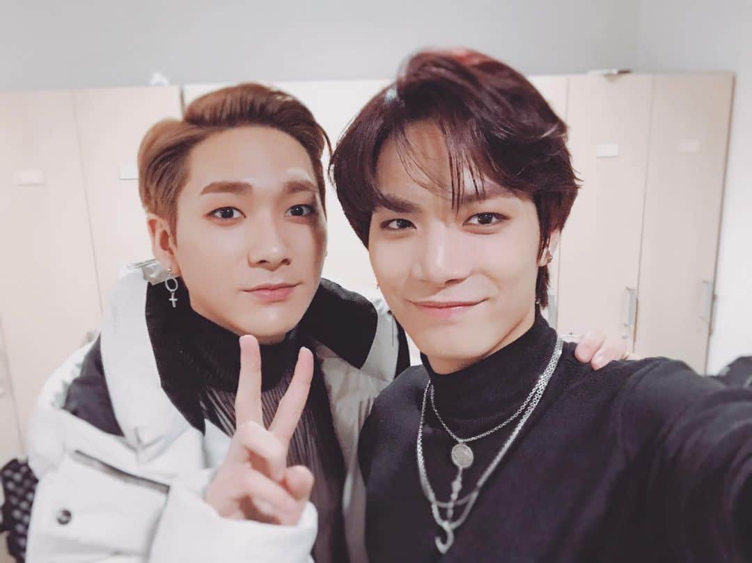 JR のインスタグラム：「우리 잘생긴 아론형!!생일축하합니다~ 알러뷰❤️.❤️」