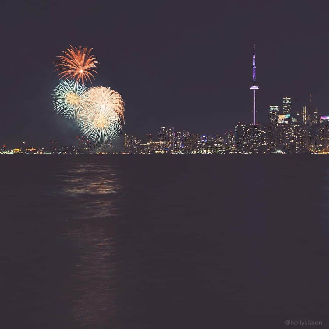 Holly Sissonのインスタグラム：「It’s Victoria Day in Canada, and also the day after the finale of GoT. What did you think of the final episode?  #toronto #gameofthrones ~ Canon 1D X + 16–35 f2.8L @ f8 5s (See my bio for full camera equipment information plus info on how I process my images. 😊)」