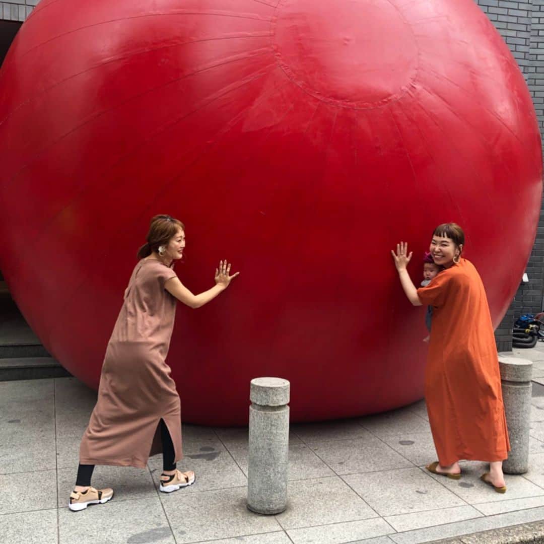 amigo.amigo.5205622さんのインスタグラム写真 - (amigo.amigo.5205622Instagram)「． ★#アート ★． ． 六本木に巨大なボール現る‼︎． ． 今日は、 @sayumikikuno  @eri_h11  三人で六本木に現れた 巨大な赤いボールを見にいったよー😄 ． #六本木アートナイト で 日本初上陸なる 《レッドボール・プロジェクト》 @redballproject ある場所から別の場所へと 毎日移動を繰り返しながら 六本木の街なかに巡回してます！ ． 26日まで色んな場所に 赤いボールが出現するから 是非見つけて触ってみたり アートちっくに写真撮ってみてね❤️． ． 今後のボールの位置は、 ストーリーに載せとくのでスワイプして下さい❤️． 公式のインスタグラムからのサイト からも詳細に飛べます↓↓↓ @roppongi_art_night_official ． ． ． #redballproject  #六本木アートナイト2019  #アートナイト#art #artwork #artnight  #六本木#roppongi  #インスタ映え #赤いボール #期間限定 #おしゃピク  #おでかけ #家族でお出かけ  #フォトジェニック  #赤ちゃん #赤ちゃんのいる生活  #Baby#babylove  #トリックアート  #アート好き #アートのある暮らし  #イベント#event #写真好きな人と繋がりたい  #おもしろ画像  #Photo#写真部」5月21日 0時15分 - amigo.amigo.5205622