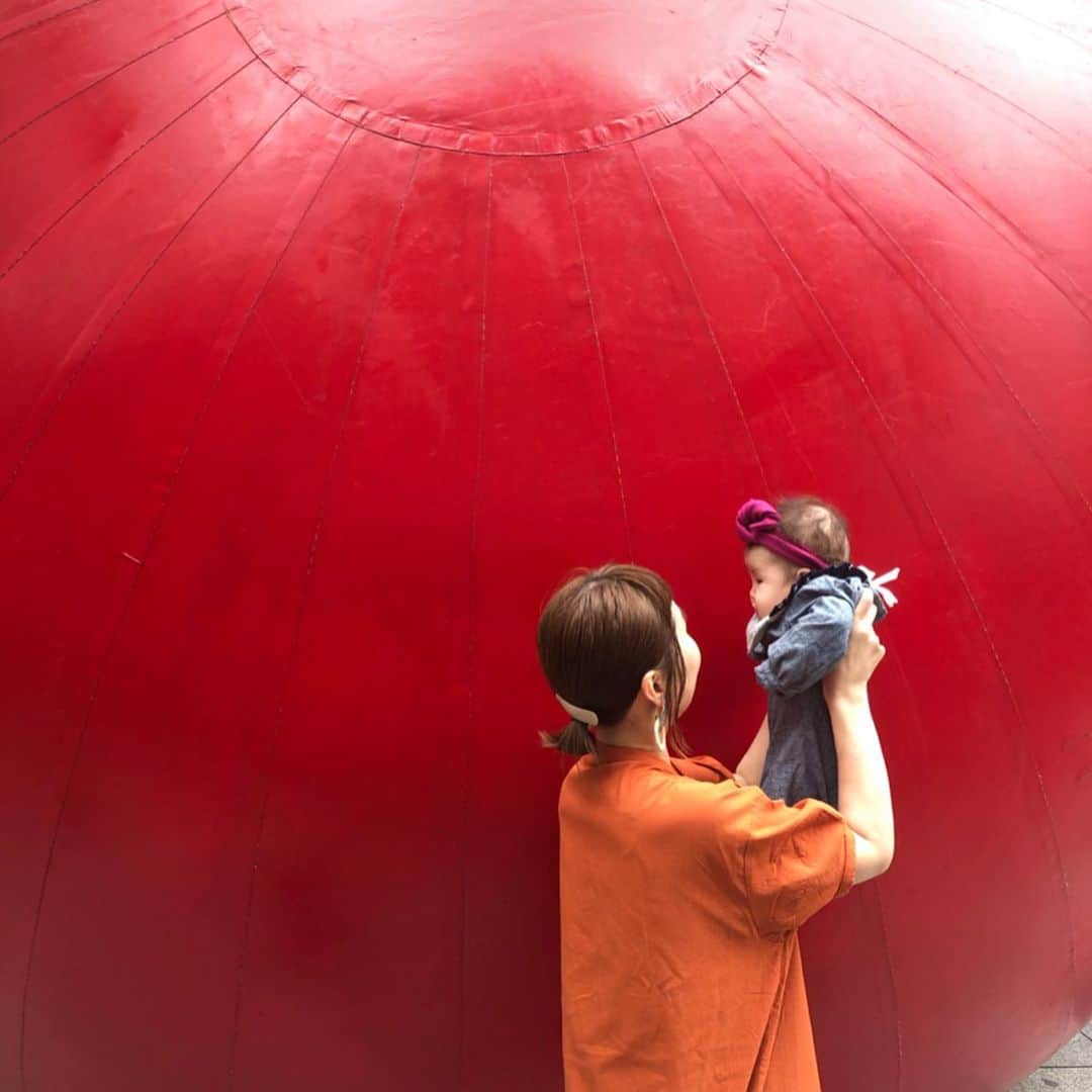 amigo.amigo.5205622さんのインスタグラム写真 - (amigo.amigo.5205622Instagram)「． ★#アート ★． ． 六本木に巨大なボール現る‼︎． ． 今日は、 @sayumikikuno  @eri_h11  三人で六本木に現れた 巨大な赤いボールを見にいったよー😄 ． #六本木アートナイト で 日本初上陸なる 《レッドボール・プロジェクト》 @redballproject ある場所から別の場所へと 毎日移動を繰り返しながら 六本木の街なかに巡回してます！ ． 26日まで色んな場所に 赤いボールが出現するから 是非見つけて触ってみたり アートちっくに写真撮ってみてね❤️． ． 今後のボールの位置は、 ストーリーに載せとくのでスワイプして下さい❤️． 公式のインスタグラムからのサイト からも詳細に飛べます↓↓↓ @roppongi_art_night_official ． ． ． #redballproject  #六本木アートナイト2019  #アートナイト#art #artwork #artnight  #六本木#roppongi  #インスタ映え #赤いボール #期間限定 #おしゃピク  #おでかけ #家族でお出かけ  #フォトジェニック  #赤ちゃん #赤ちゃんのいる生活  #Baby#babylove  #トリックアート  #アート好き #アートのある暮らし  #イベント#event #写真好きな人と繋がりたい  #おもしろ画像  #Photo#写真部」5月21日 0時15分 - amigo.amigo.5205622