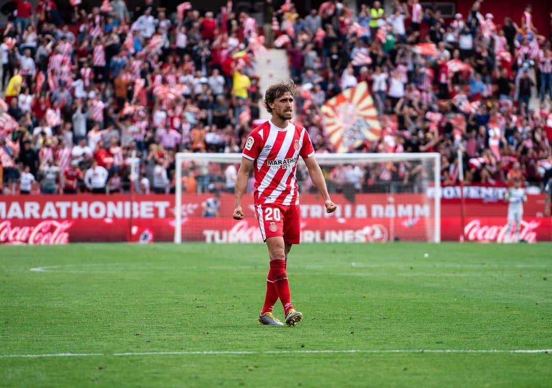 マルク・ムニエッサのインスタグラム：「Han estat, són i seran dies difícils per a tots els gironins i gironines, després d’aquest últim tram nefast de temporada, on ha succeït el que ningú volia, descendre.  M’agradaria agraïr a tota aquella gent que treballa, estima i es desviu a les oficines perquè aquest club sigui millor. A tots els que estan dins del vestidor acompanyant-nos dia rere dia perquè no ens falti de res, i sobretot, a tota l’afició d’aquest club que ens ha recolzat en els bons i, sobretot, en els mals moments.  Vull demanar disculpes a tots vosaltres, ha estat un final dur, duríssim. Toca aprendre dels errors, corregir-los i treballar per tornar al més aviat possible on aquest equip i aquesta ciutat es mereixen.  Som-hi @gironafc 🔴⚪️❤️💪🏼 ————————————————————————-——- Han sido, son y serán días difíciles para todos, después de este último tramo nefasto de temporada, donde ha sucedido lo que nadie quería, descender.  Me gustaría agradecer a toda esa gente que trabaja, quiere y se desvive en las oficinas para que este club sea mejor. A todos los que están dentro del vestuario acompañándonos día tras día para que no nos falte de nada, y a toda la afición de este club que nos ha apoyado en los buenos y, sobretodo, en los malos momentos.  Quiero pediros disculpas a todos vosotros, ha sido un final duro, durísimo. Toca aprender de los errores, corregirlos y trabajar para volver lo antes posible donde este equipo y esta ciudad se merecen estar.  Som-hi @gironafc 🔴⚪️❤️💪🏼」