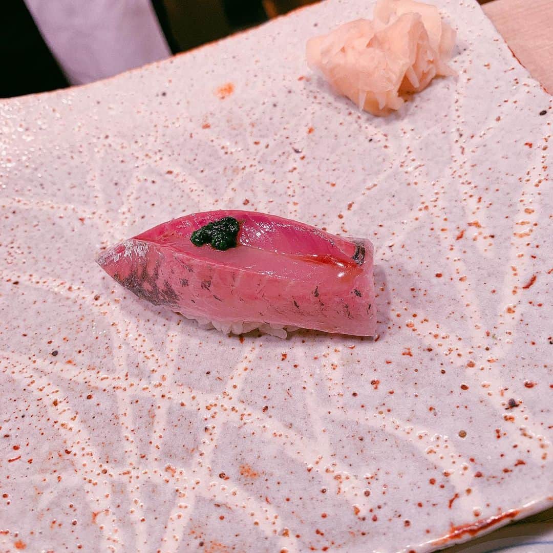 平野綾さんのインスタグラム写真 - (平野綾Instagram)「ふと、あの味がまた食べたい……と写真フォルダを遡って、まだ載せていないお店がありました。﻿ ﻿ ﻿ ﻿ 銀座 鮨 かねさか 本店﻿ 東京都中央区銀座8-10-3 三鈴ビルB1﻿ ﻿ ﻿ ﻿ まだ寒い時期のネタです。﻿ ﻿ 感動したなぁ。﻿ また行きたいなぁ。﻿ ﻿ ﻿ ﻿ #銀座鮨かねさか本店 #寿司 #鮨 #sushi  #ayahirano #平野綾」5月21日 0時16分 - a_ya.hirano