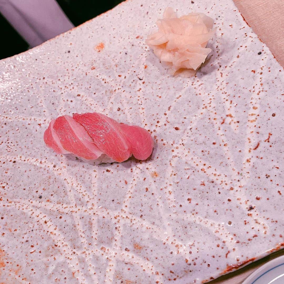 のインスタグラム：「ふと、あの味がまた食べたい……と写真フォルダを遡って、まだ載せていないお店がありました。﻿ ﻿ ﻿ ﻿ 銀座 鮨 かねさか 本店﻿ 東京都中央区銀座8-10-3 三鈴ビルB1﻿ ﻿ ﻿ ﻿ まだ寒い時期のネタです。﻿ ﻿ 感動したなぁ。﻿ また行きたいなぁ。﻿ ﻿ ﻿ ﻿ #銀座鮨かねさか本店 #寿司 #鮨 #sushi  #ayahirano #平野綾」