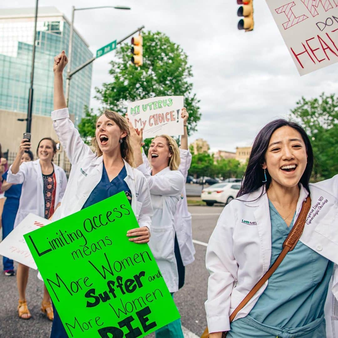 バーニー・サンダースさんのインスタグラム写真 - (バーニー・サンダースInstagram)「I was proud to stand with those marching in Birmingham against the outrageous and unconstitutional abortion ban passed in Alabama. We will fight back and protect a woman's right to control her own body.」5月21日 0時18分 - berniesanders