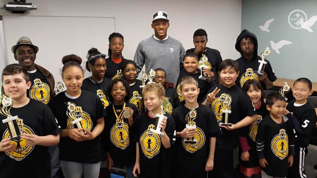 ピッツバーグ・スティーラーズさんのインスタグラム写真 - (ピッツバーグ・スティーラーズInstagram)「Throughout the offseason @joshdobbs has been visiting the kids taking part in the @pghpolice Chess Club, teaching them not just about the game, but life in general.」5月21日 0時23分 - steelers