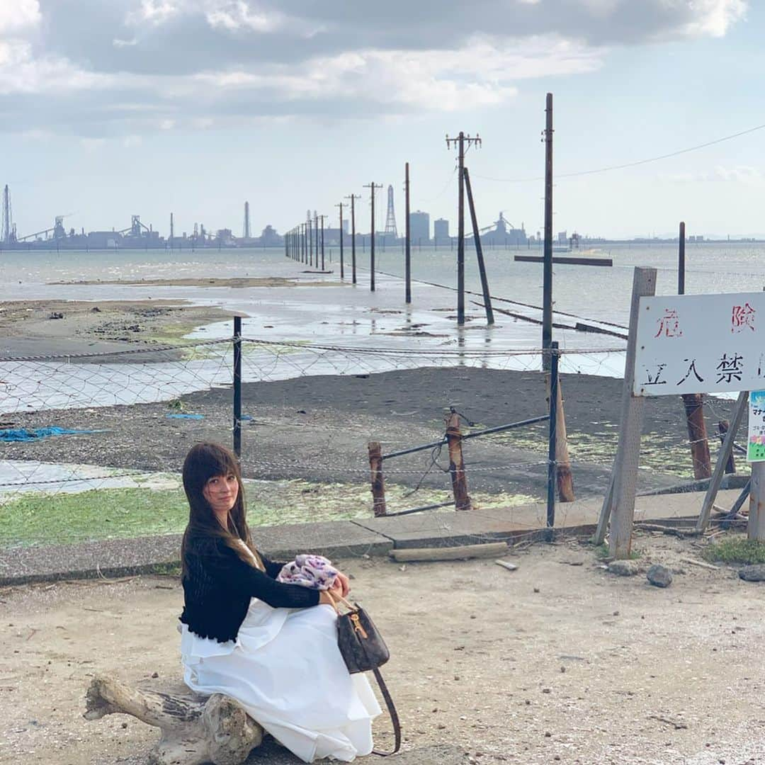 奥山夏織さんのインスタグラム写真 - (奥山夏織Instagram)「映えスポットと教えてもらい行ってみた#江川海岸 へ✨ ・ うん。。。世紀末感漂ってるねって満場一致の意見笑本当はもう少し満ち潮で電柱が水に浸かってるらしい🤔 ・ アニメとマンガを見すぎてて、これが#世界滅亡 に見える笑まるで#7seeds のように思えてくる笑 ・・・ #ドライブ #drive #国内旅 #おすすめ観光スポット #千葉 #千葉観光スポット #映えスポット #千葉おすすめ #車がある生活 #車」5月21日 0時39分 - okuyama_kaori