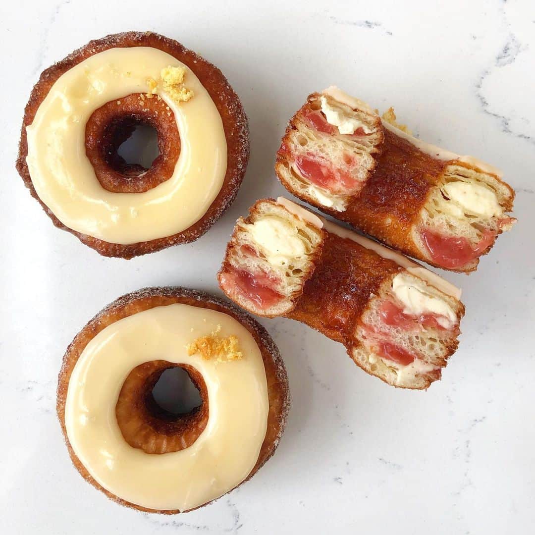 DOMINIQUE ANSEL BAKERYさんのインスタグラム写真 - (DOMINIQUE ANSEL BAKERYInstagram)「Peach Pancake, our June Cronut® flavor for NYC, filled with fragrant peach jam and creamy pancake ganache. Starts June 1st in Soho (preorders are up at NYC.CronutPreorder.com). #Cronut #DominiqueAnselBakery」5月21日 0時45分 - dominiqueansel