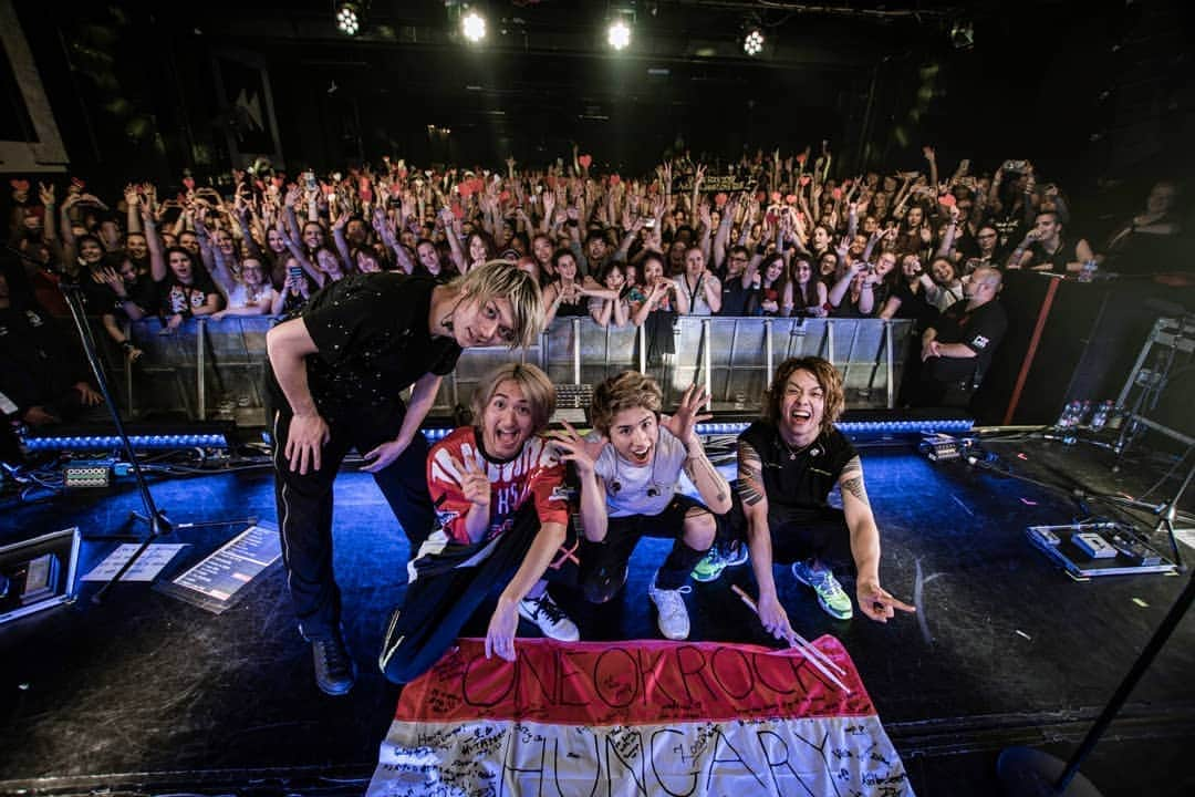 ONE OK ROCKさんのインスタグラム写真 - (ONE OK ROCKInstagram)「Budapest! #ONEOKROCK #eyeofthestorm  photo by @jamiecarterfilms」5月21日 0時46分 - oneokrockofficial