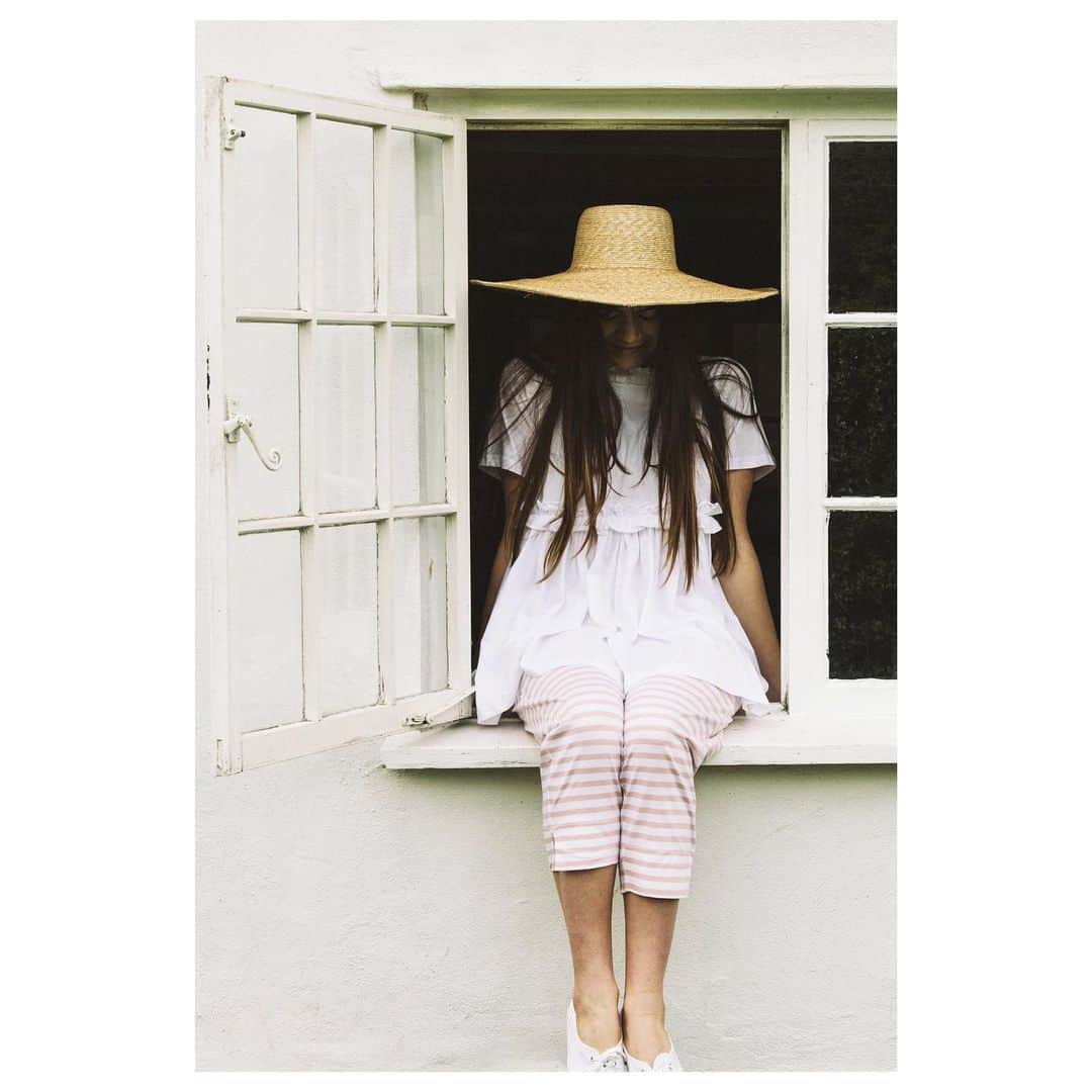 キャベジズ&ローゼズのインスタグラム：「Window Dressing 🌸 Tap to shop the serene Letitia Top and Terry Trousers both made from organic cotton 💖 📸: @just_belle #ruffletop #organicjersey #pinktrousers #organicclothes #pinkandwhite #comfortableclothes #madelocally #slowfashionmovement #cabbagesandroses #cabbagesandrosesfashion @christina_strutt @cabbagesandroses_shop」