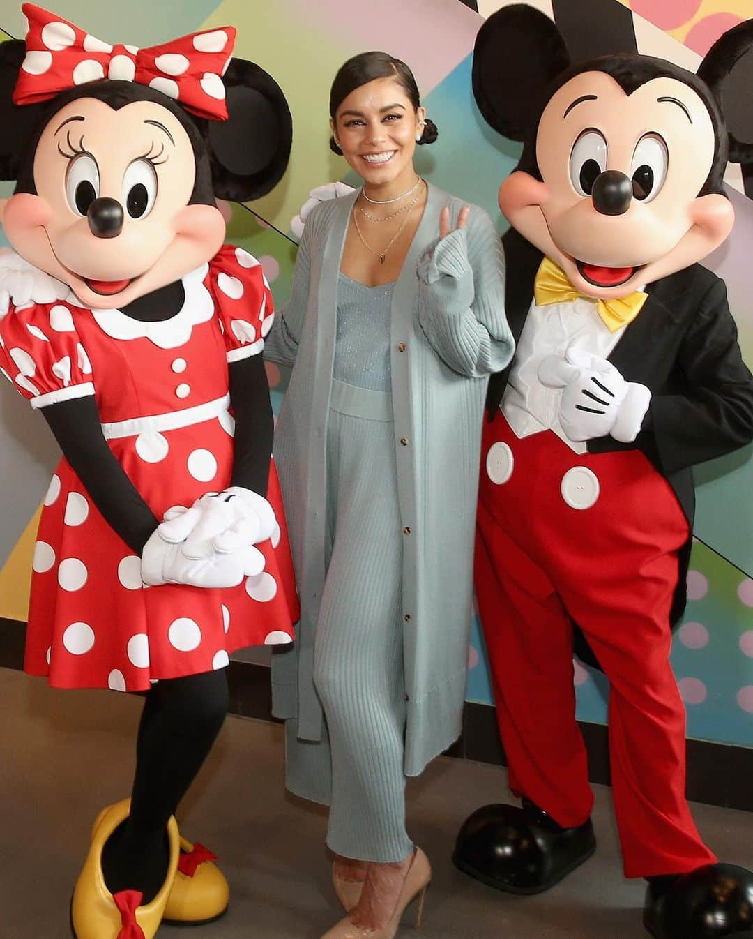 Just Jaredさんのインスタグラム写真 - (Just JaredInstagram)「@vanessahudgens looked super cute over the weekend during a visit to Disneyland and the new Black Tap restaurant there! #VanessaHudgens #Disneyland Photos: Getty」5月21日 1時00分 - justjared