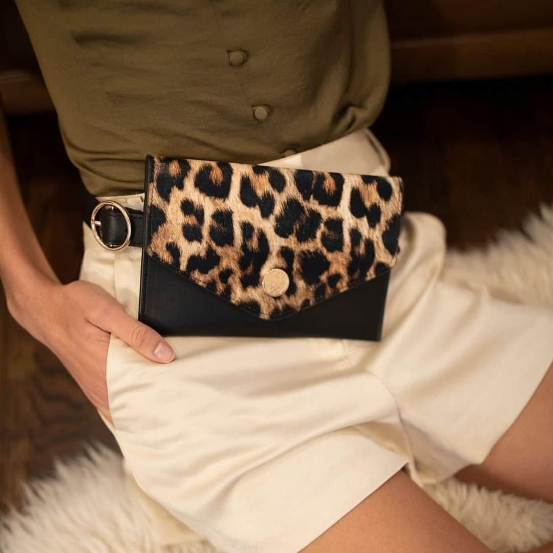 ヴィンスカムートさんのインスタグラム写真 - (ヴィンスカムートInstagram)「Hands-free and completely on point...we love a belt bag for just the essentials on-the-go! #standoutstyle #summer2019」5月21日 1時00分 - vincecamuto