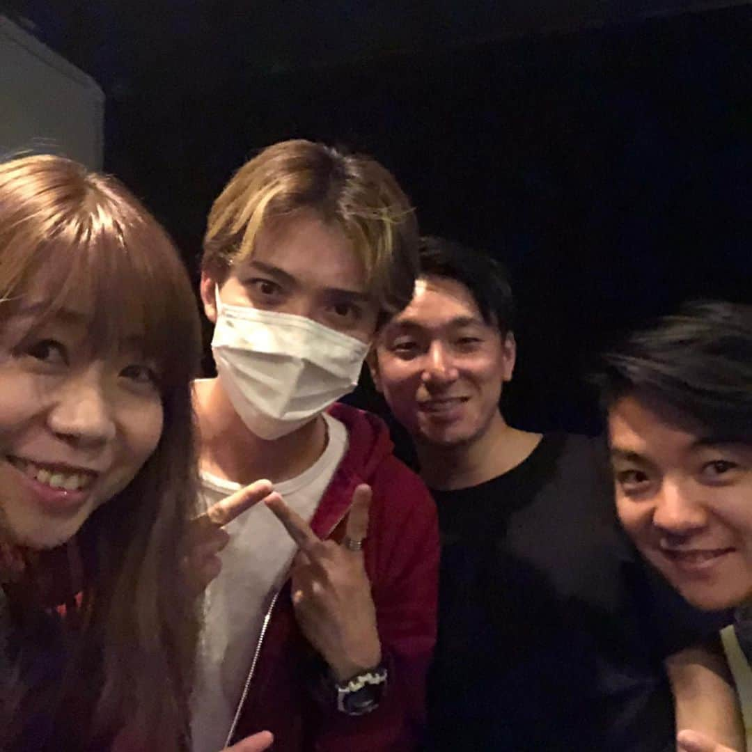 佐々木和也さんのインスタグラム写真 - (佐々木和也Instagram)「BLUES ALLEY JAPANに 活動休止中にたくさん勉強させてもらう為にLIVE行ってきました！ 「La La La Factory」 (T.sax/S.sax) #才恵加 さん(Vo)  #宮田悟志 さん (Vo/Uku) #Tomoki Sato さん (Key) #Penny-K さん ,  #瀧田敏広 (B) #滝元堅志 さん(Ds) #高尾俊行 さん(G) #木島靖夫 さん  勉強になりました。 刺激受けました。 自分があそこに立っていたら、どうするどう歌うか。妄想しまくりました。  そして宮田さん！！いつも優しくしてくださり本当にありがとうございます！！ 写真4.5.6枚目が懐かしく感じます！ ステージに立つどの瞬間も最高にかっこよかったです！  バンドメンバーに我らのたっきーが入ってて、たっきーに会えたのも最高だった(^｡^)！ そして木島さん(@ousay526 )！お写真ありがとうございます！これからも是非よろしくお願いします！  ご挨拶させていただいた、 高尾さん、Peenyさん、滝元(@kenshitakimoto)さん、ともきくん(@tomoki_musictraveler)ありがとうございました！  才恵加(@s_a_e)さんのsax素敵でした！ ご挨拶出来ずすいませんでした！  最高な音を聴かせていただきありがとうございました！  安倉先生！！いつもいつも僕みたいなバカの面倒を見てくれてありがとうございます！！！！ (マスクをつけて写ってしまいすいません！ 術後の為撮っていただいた方に、了解を得て写りました！) しっかり喉治して、 復活して、 自分自身が成長して、 SOLIDEMOに貢献できるように頑張る！！！！！！」5月21日 1時02分 - yuki_sasaki_67