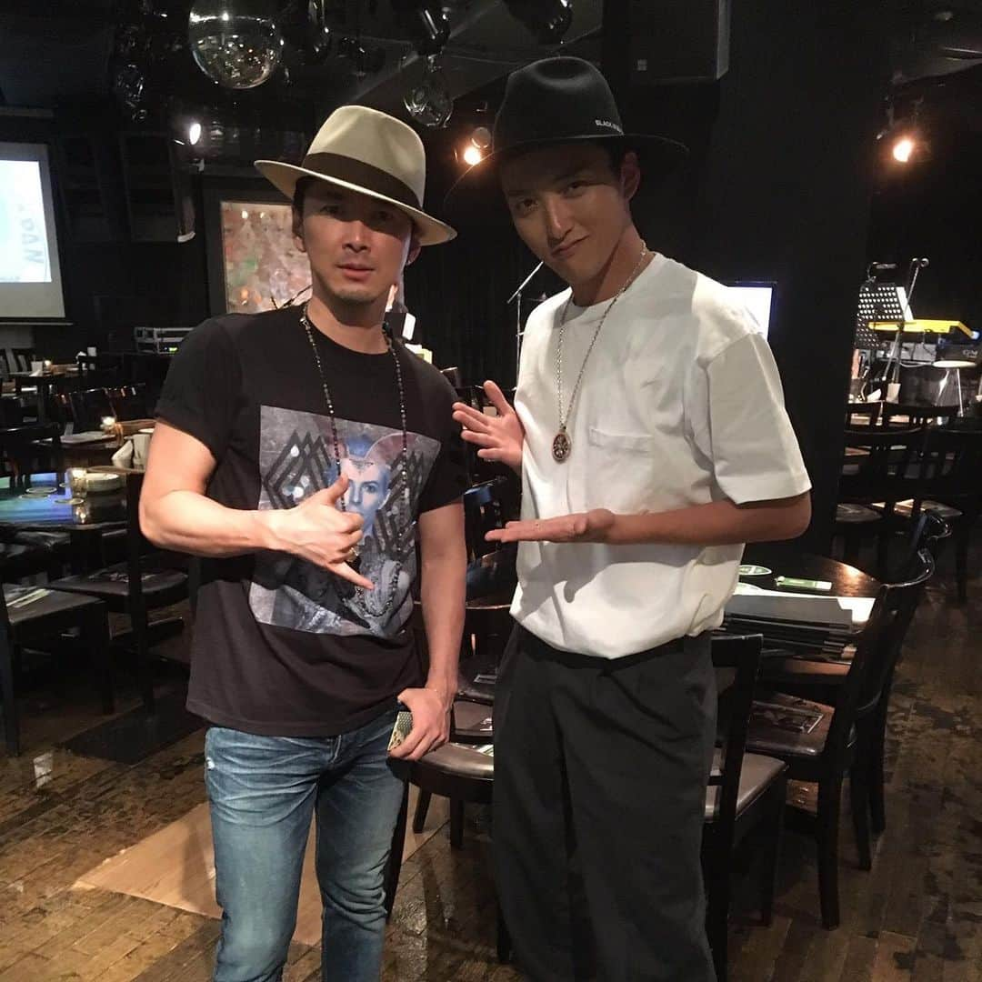 佐々木和也さんのインスタグラム写真 - (佐々木和也Instagram)「BLUES ALLEY JAPANに 活動休止中にたくさん勉強させてもらう為にLIVE行ってきました！ 「La La La Factory」 (T.sax/S.sax) #才恵加 さん(Vo)  #宮田悟志 さん (Vo/Uku) #Tomoki Sato さん (Key) #Penny-K さん ,  #瀧田敏広 (B) #滝元堅志 さん(Ds) #高尾俊行 さん(G) #木島靖夫 さん  勉強になりました。 刺激受けました。 自分があそこに立っていたら、どうするどう歌うか。妄想しまくりました。  そして宮田さん！！いつも優しくしてくださり本当にありがとうございます！！ 写真4.5.6枚目が懐かしく感じます！ ステージに立つどの瞬間も最高にかっこよかったです！  バンドメンバーに我らのたっきーが入ってて、たっきーに会えたのも最高だった(^｡^)！ そして木島さん(@ousay526 )！お写真ありがとうございます！これからも是非よろしくお願いします！  ご挨拶させていただいた、 高尾さん、Peenyさん、滝元(@kenshitakimoto)さん、ともきくん(@tomoki_musictraveler)ありがとうございました！  才恵加(@s_a_e)さんのsax素敵でした！ ご挨拶出来ずすいませんでした！  最高な音を聴かせていただきありがとうございました！  安倉先生！！いつもいつも僕みたいなバカの面倒を見てくれてありがとうございます！！！！ (マスクをつけて写ってしまいすいません！ 術後の為撮っていただいた方に、了解を得て写りました！) しっかり喉治して、 復活して、 自分自身が成長して、 SOLIDEMOに貢献できるように頑張る！！！！！！」5月21日 1時02分 - yuki_sasaki_67