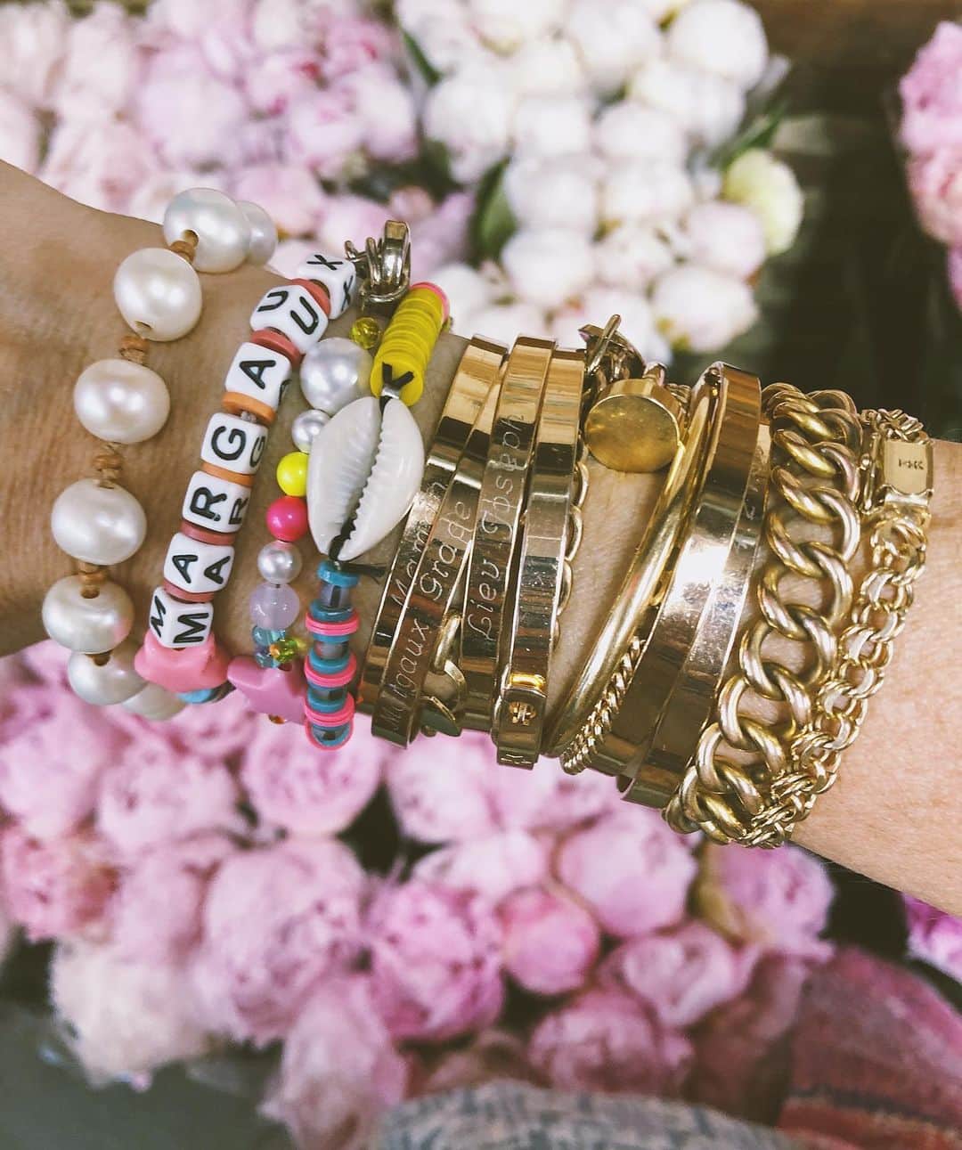 ダニジョーのインスタグラム：「MAY FLOWERS 🌸 • tap to shop @jodiesnydermorel’s #armparty」