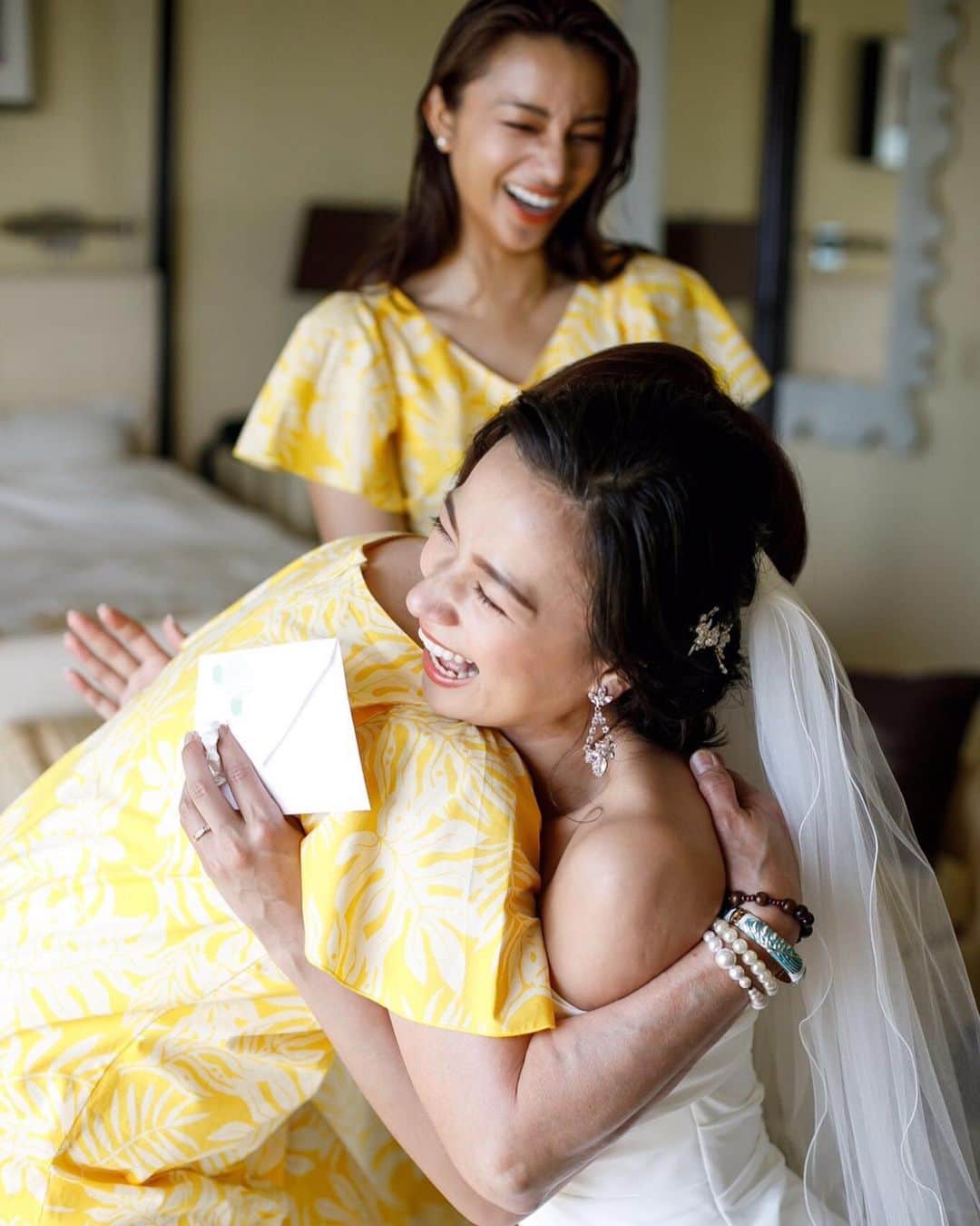 高橋メアリージュンさんのインスタグラム写真 - (高橋メアリージュンInstagram)「Mom, sis, me.👩🏻👰👩🏽 #高橋ユウ #高橋姉妹 #ワタベウェディング #hawaiiwedding #firstmeeting #ファーストミート」5月21日 1時04分 - maryjuntakahashi