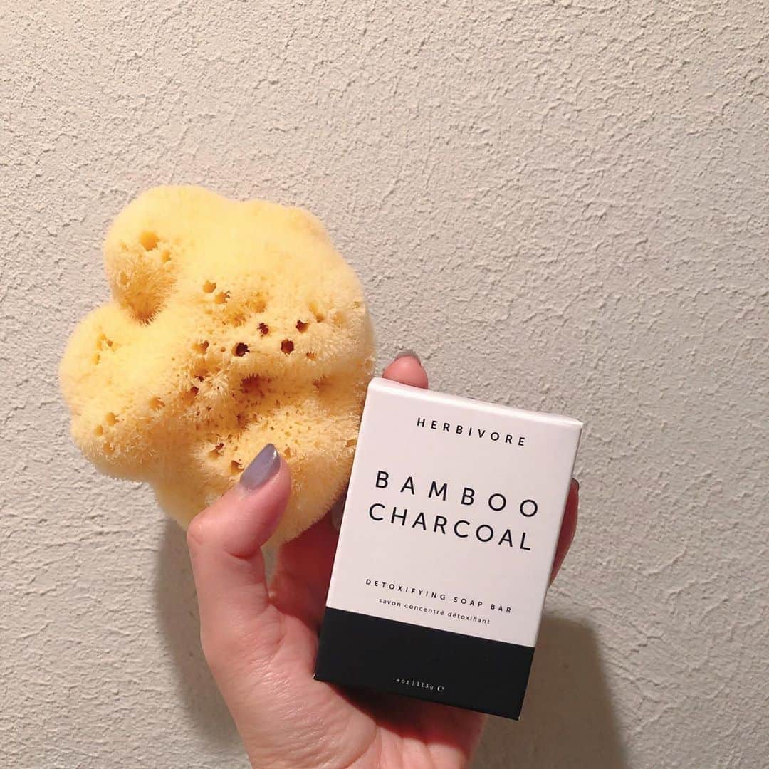 野々口祐子のインスタグラム：「ニューアイテム🛁 ずっと気になってたハービボア  @herbivorebotanicals の石鹸と天然海綿  不純物や毒素を引き出す作用がある石鹸と 肌の保湿と再生を促してくれる天然海綿  最高な組み合わせ  お肌の変化が楽しみ😉🌿 . . #itssoeasy #herbivorebotanicals #organic」