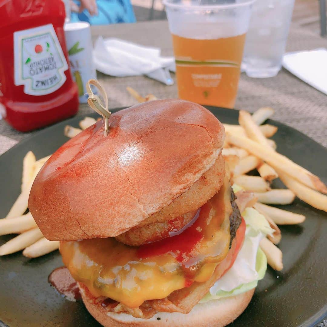 佐伯紅緒さんのインスタグラム写真 - (佐伯紅緒Instagram)「昼からビールにハンバーガー。 旅先だからいいんです。  #hawaii #ハワイ島 #ハンバーガー」5月21日 1時13分 - beniosaeki