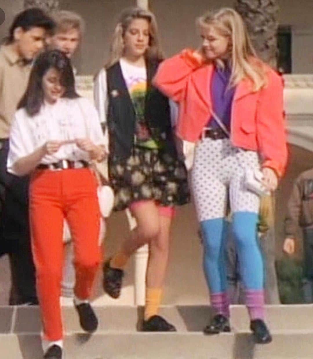 トリ・スペリングさんのインスタグラム写真 - (トリ・スペリングInstagram)「It’s all about the 90’s fashion now... but guess where it all started? In the 90’s. Kelly, Brenda, and Donna were quite the risk taking fashion plates back then... - now that we are going back to our zip code with the premiere of @bh90210 being August 7th on @foxtv tell me in comments below which 90’s wardrobe you’d love to resurface in a modernized way and which you’d like to bury in the time capsule the gang buried at West Beverly? Wonder if it’s still there? - #bh90210 #fashion #90sfashion」5月21日 1時08分 - torispelling