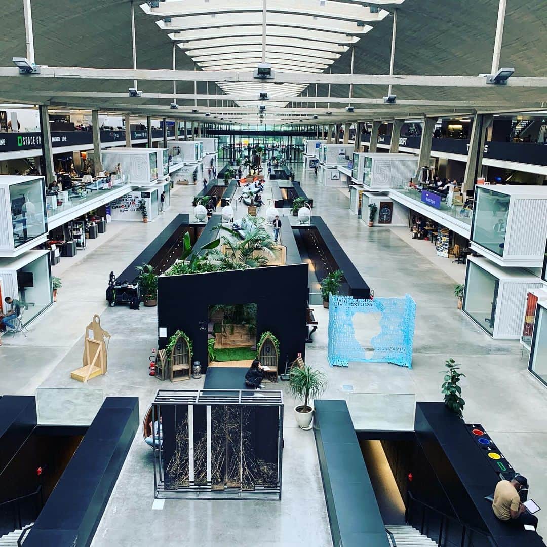 林信行のインスタグラム：「2度めの #StationF 訪問で、厳しい競争率を乗り越えてここに入った #FashionTech 系ベンチャー3社の代表と話ができました。その一つLeaf @lifeisleaf は結構すぐに日本のファッションリテールでも活躍できそう。 シンプルだけどよく練られてました、」