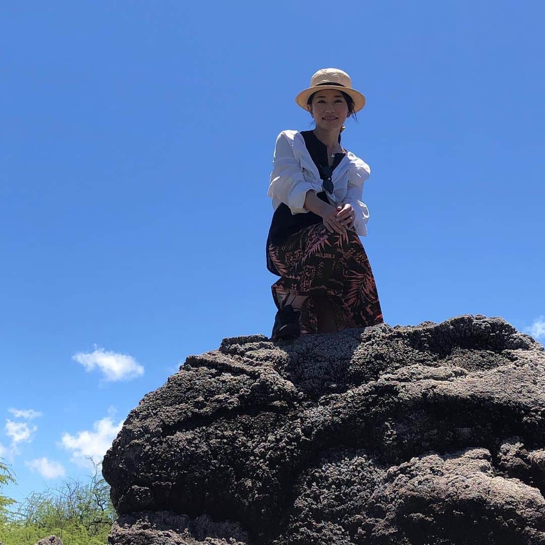 佐伯紅緒さんのインスタグラム写真 - (佐伯紅緒Instagram)「ハワイの聖地・マウナラニヒストリックパークの溶岩岩のてっぺん。 古代のハワイ王族が暮らしていた場所だそうです。  #hawaii #ハワイ島 #マウナラニヒストリックパーク #maunalani」5月21日 1時10分 - beniosaeki